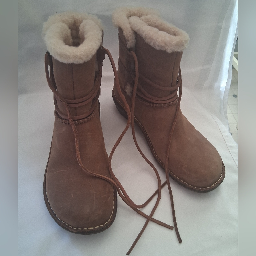 UGG Caspia 1001815 Brown Leather Shearling Boots. Womens Sz.7